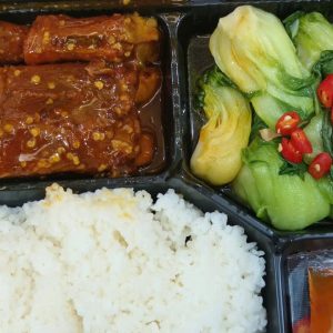 Cơm sườn sốt cay