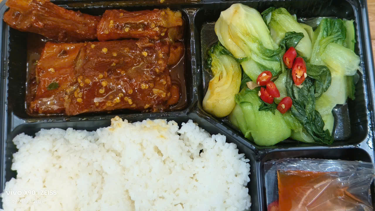 Cơm sườn sốt cay